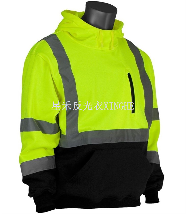 Світловідбиваючий чорний пуловер з капюшоном