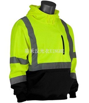 Світловідбиваючий чорний пуловер з капюшоном