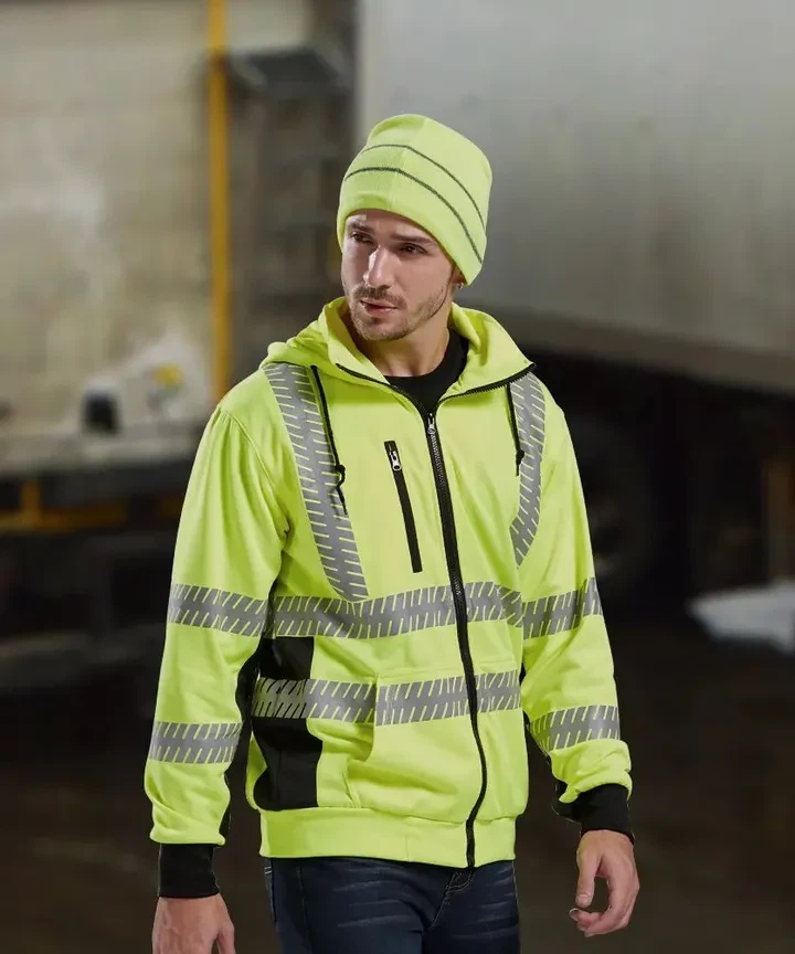 Падає сніг, але на ньому лише світловідбиваюча бавовняна підкладка. Секрет у ...